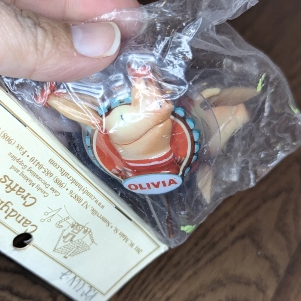 Olivia The Pig Cake Topper Cupcakes
